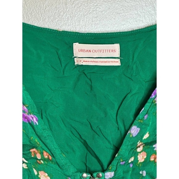 Urban outfitters green embroidered crop top blouse, size s - Picture 3 of 4